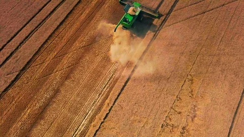 Slow Drop to Wheat Harvest by John Deere S780 Combines 動画素材 91002897