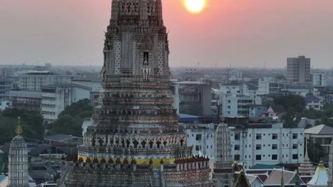 Slow elevation of Wat Arun Temple of the Dawn at sunset Stock-Footage 236986569