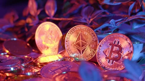 Slow establishing shot of a bundle of bitcoins and other cryptocurriencies 스톡 동영상 287304407