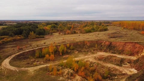 Slow flight of the drone antenna over a ravine with autumn trees near the forest Vidéo 162628775