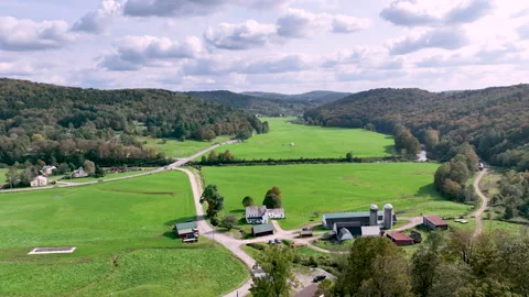 Slow Flight over Quintessential New England Farmstead 動画素材 252155577