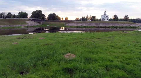 Slow flight over the river 動画素材 61921940