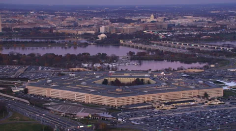 Slow flight past the Pentagon with Potomac River and Washington DC in background Vídeos de archivo 59189208