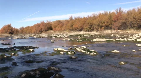 Slow Flowing River in Fall Vídeos de archivo 33319392