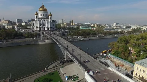 Slow fly back from the Cathedral of Christ the Saviour Stockbeeldmateriaal 129907612