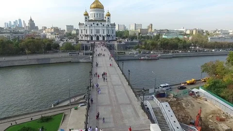 Slow fly over the bridge to the Cathedral of Christ the Saviour Vídeo Stock 129835947