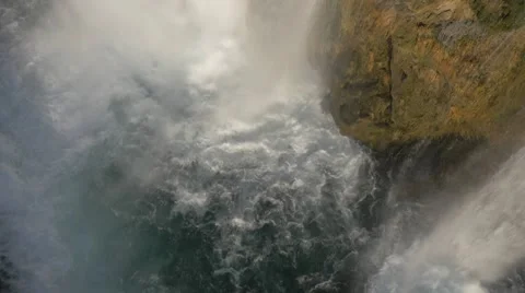 Slow flying over the waterfall Vidéo 58668918
