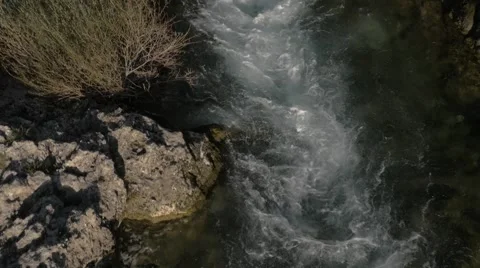 Slow flying over the waterfall Vidéo 58668941