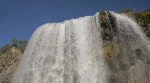 Slow flying over the waterfall Vidéo 58668965