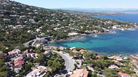Slow Forward Drone Shot From Pointe Des Issambres To Bonne Eau Cove 库存影片 336889249