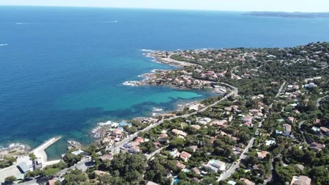 Slow Forward Drone Shot Toward Bonne Eau Cove, Les Issambres Vídeos de archivo 336857529