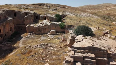 Slow Forward Movement Through Ancient Stone Structures and Tombs in Dara Cit Video stock 334795237