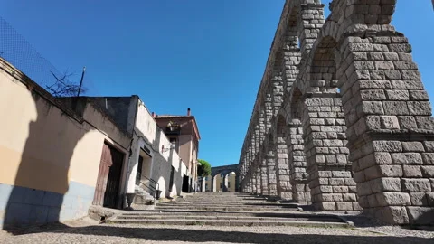 Slow forward movement toward Segovia aqueduct with street perspective, stone Stockbeeldmateriaal 332890906