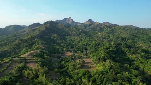 Slow forward shot of of Mt. Batulao at Balayan, Batangas, Philippines under Vídeos de archivo 334126319