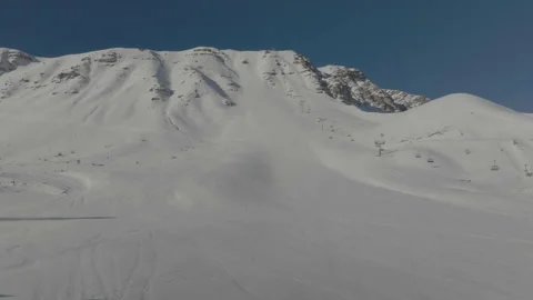 Slow forward tracking skier next to chairlift Video stock 345801427