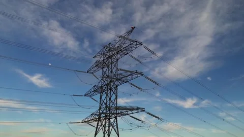 Slow Lateral View of High Voltage Transmission Tower and Power Lines Vidéo 330051141