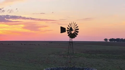 Slow left to right circle shot of a turning windmill at sunset in South Afric 库存影片 255613333