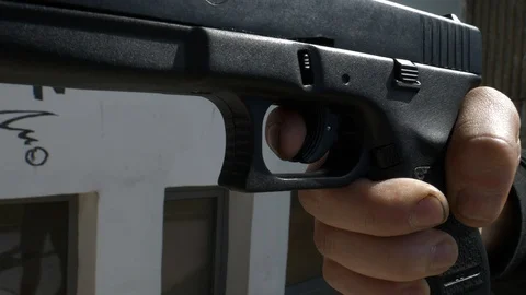 Slow look at the gun Vidéo 129883474