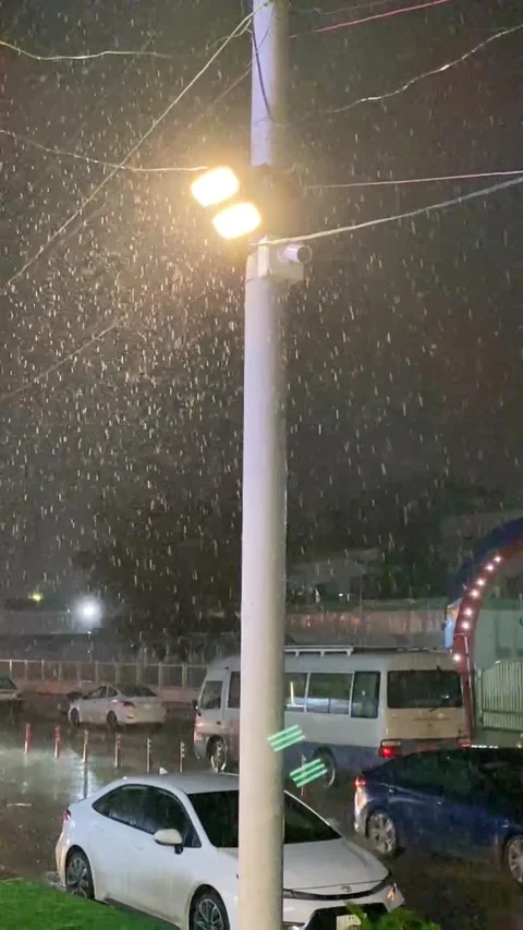 Slow mation of falling rain drops Stock Footage 158430265