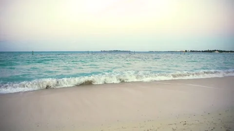 Slow Mo Caribbean Waves at sunset Видео 133806157