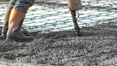 Slow Mo. Construction worker controls the flow of concrete mix Vídeo Stock 285858440