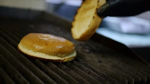 Slow-mo cooking a hamburger burger, in the kitchen a cook is on fire Video stock 128116647