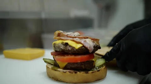 Slow-mo cooking a hamburger burger, in the kitchen a cook is on fire Video stock 128116764