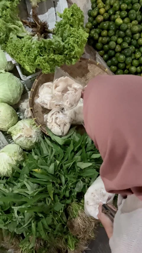 Slow mo high angle woman choosing fresh oyster mushrooms at local market. Vídeo Stock 342578959