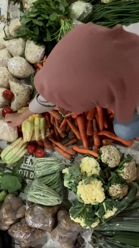 Slow mo high angle woman choosing fresh bean sprouts at local vegetable market. Vídeo Stock 342578962