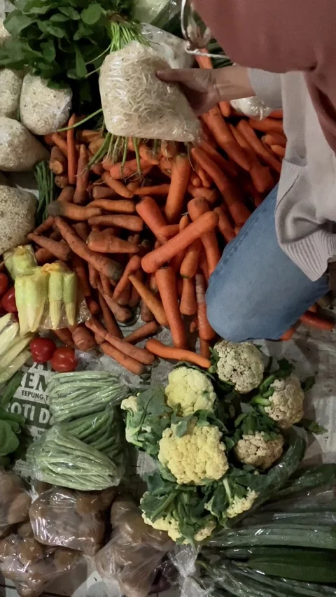 Slow mo high angle woman choosing fresh bean sprouts at local vegetable market. 스톡 동영상 342578968