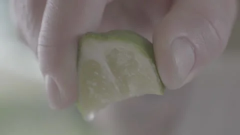 Slow Mo lime squeeze drip 스톡 동영상 163443270
