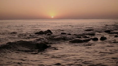 Slow mo lonely wave on the setting sun Stock-Footage 80531090