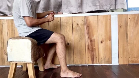 Slow mo man applying massage oil on injured knee and leg at home. Vídeo Stock 342695520