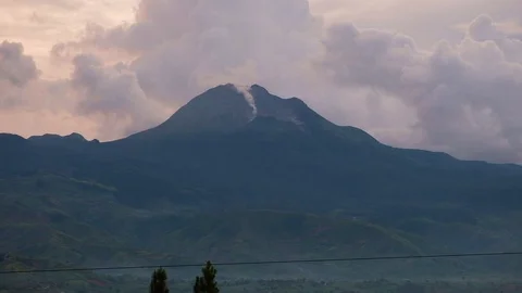 Slow mo, Mountain with Clouds Vídeos de archivo 98489605