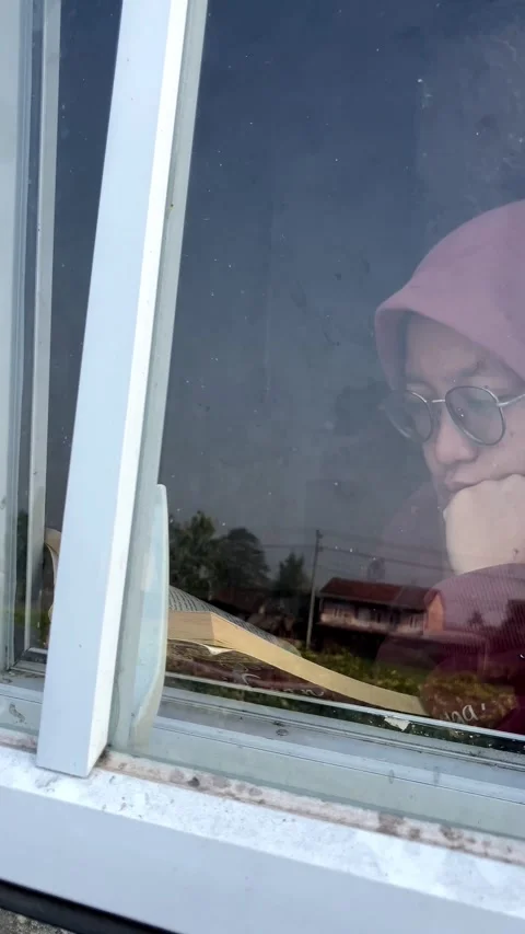 Slow mo open book seen through dirty glass window from outside. Vídeo Stock 343098779