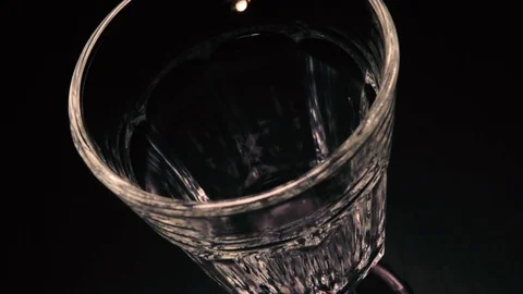 Slow mo pouring white wine in glass faceted Video stock 71821784