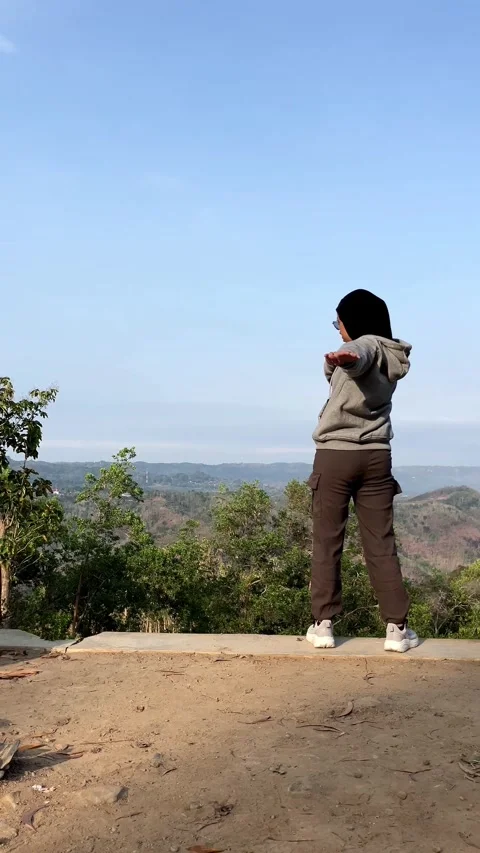 Slow mo rear view of hijab woman stretching arms outdoors. 스톡 동영상 342369137