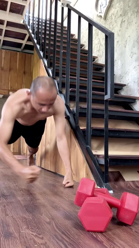 Slow mo shirtless man doing knuckle push ups at home. 스톡 동영상 340883643