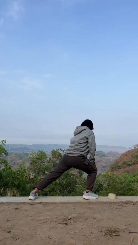 Slow mo side view of hijab woman doing lunge stretch exercise outdoors. Stock Footage 342369085