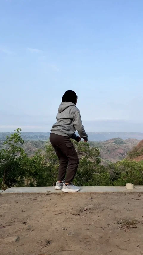 Slow mo side view hijab woman doing squat exercise outdoors. Vídeo Stock 342369191
