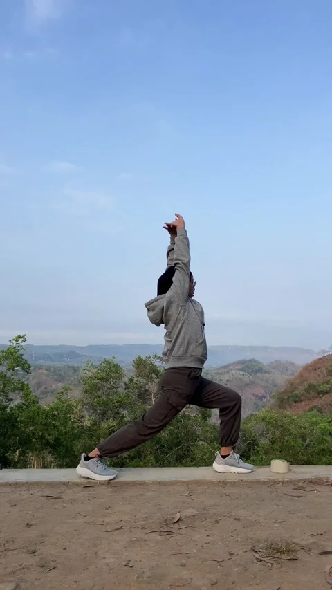 Slow mo side view hijab woman doing overhead lunge stretch outdoors. Stock Footage 342369366