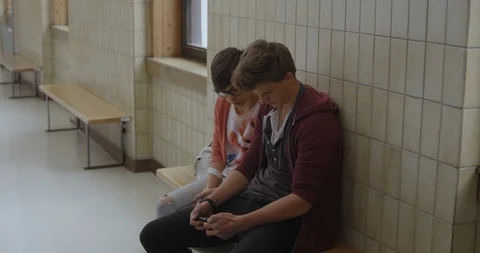 Slow-Mo Two Students Sitting On High School Bench Vídeos de archivo 127043653
