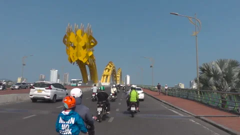 Slow mo video of bikes and cars traveling across Dragon Bridge in Danang 库存影片 271062264