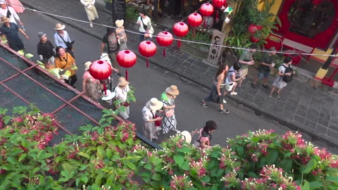 Slow mo video looking down on street and people in Hoi An 库存影片 271181333