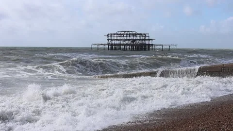 Slow-Mo of Windy Pebble Beach with High Waves and Burned Down Old Pier Vidéo 287439160