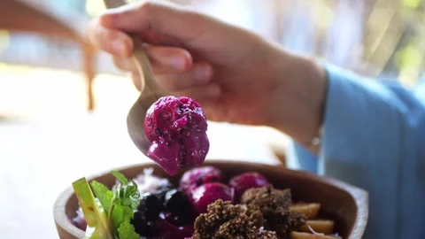 Slow-mo of woman eating fresh acai bowl for breakfast, slow-mo. 库存影片 281614853