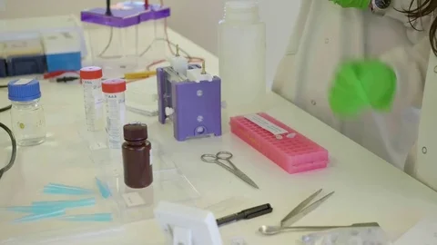 Slow  motion of 2 scientist in a lab with equiptment 库存影片 73484087