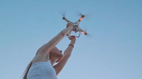 SLOW MOTION 240 fps: Drone is taking off from woman hands on sky background. Vidéo 54078061