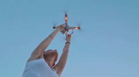 SLOW MOTION 240 fps: Drone is taking off from woman's hands on sky background. Vidéo 54078105