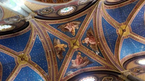 Slow Motion 360 Degree View Of Blue And Gold Gothic Vaulting Vídeo Stock 329713127